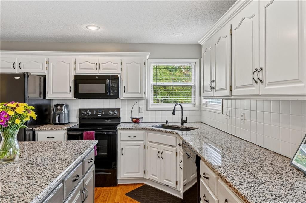 Photo 10 of 32 - 1730 NE Chowning Drive