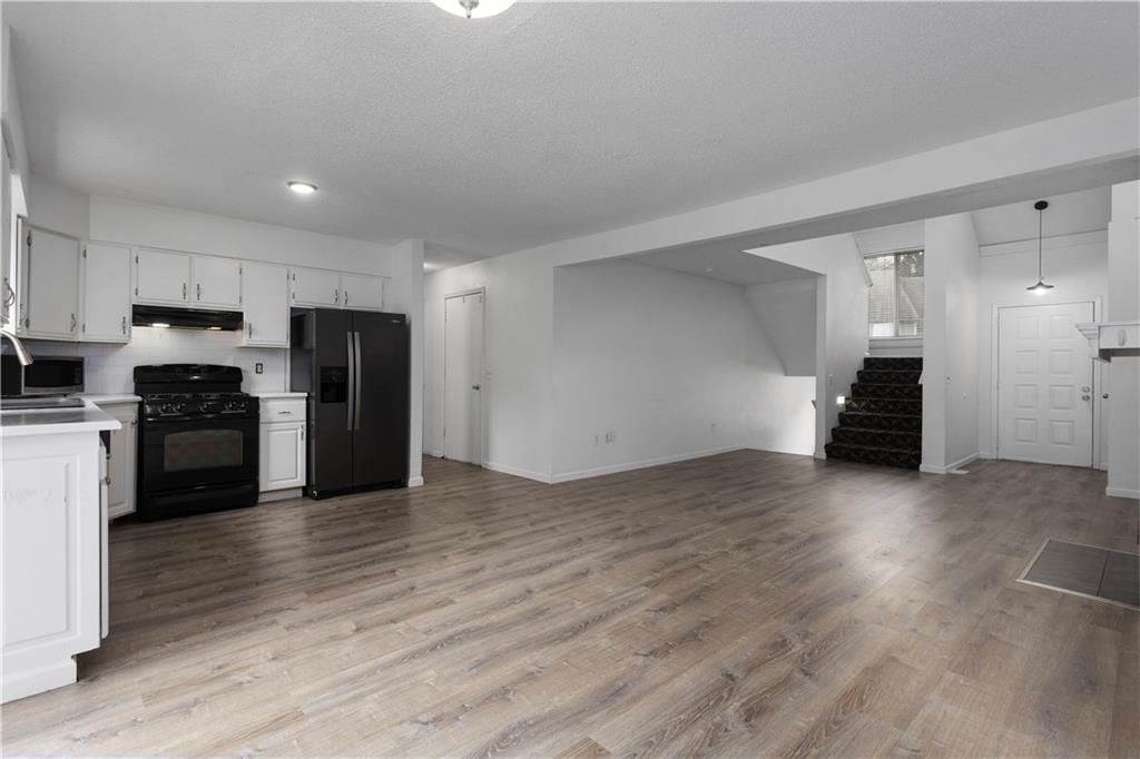 Photo 9 of 28 - 8949 Hauser Street