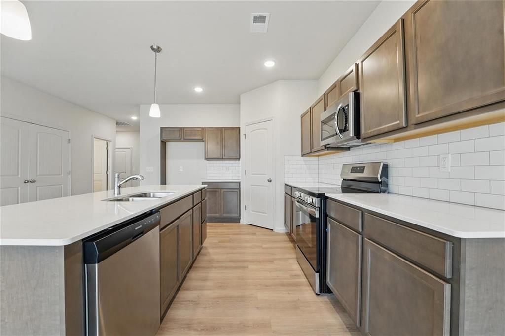 409 SW Mulberry Court — photo 4
