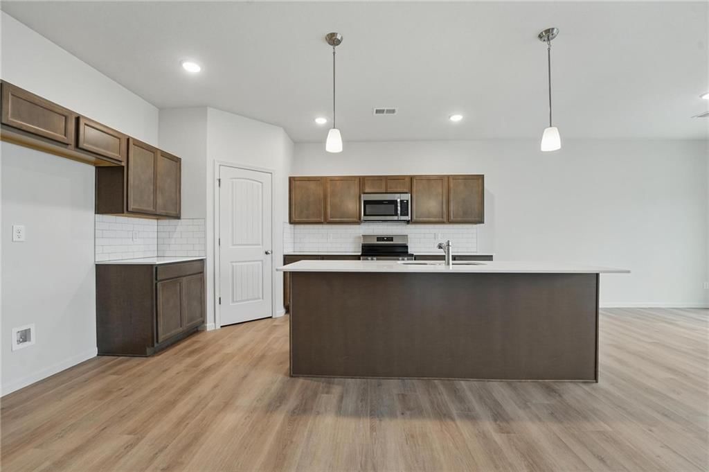 409 SW Redbud Court — photo 2