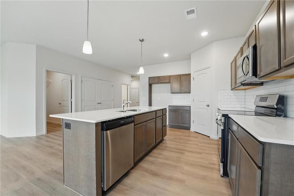 409 SW Redbud Court — photo 3