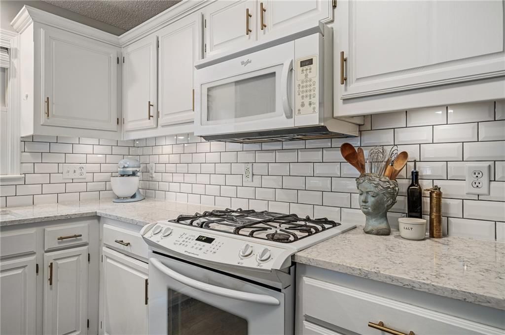 Photo 6 of 40 - 4605 NE Kingston Drive