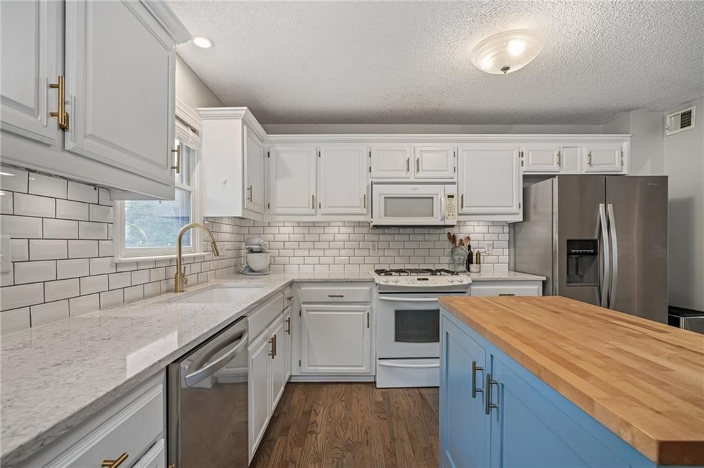 Photo 7 of 40 - 4605 NE Kingston Drive