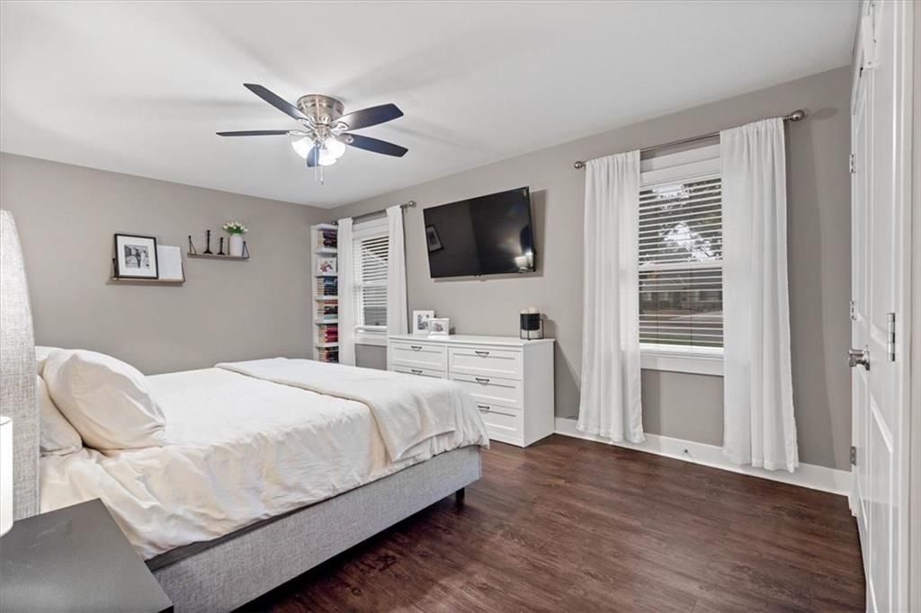 Photo 18 of 27 - 2400 W 77th Street