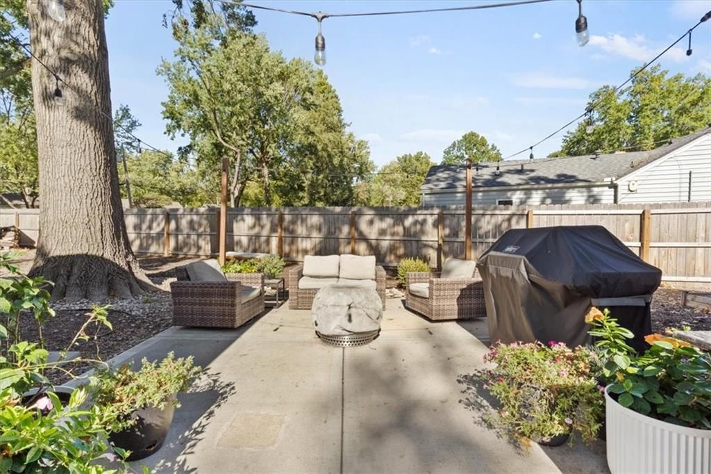 Photo 23 of 27 - 2400 W 77th Street