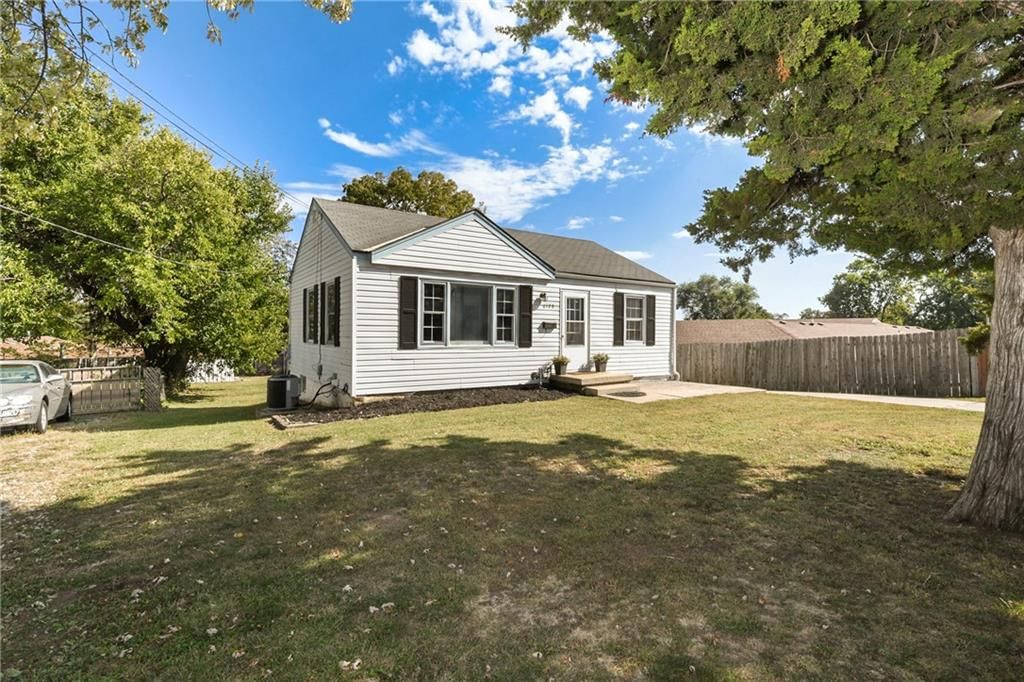Photo 2 of 30 - 6123 Hadley Street