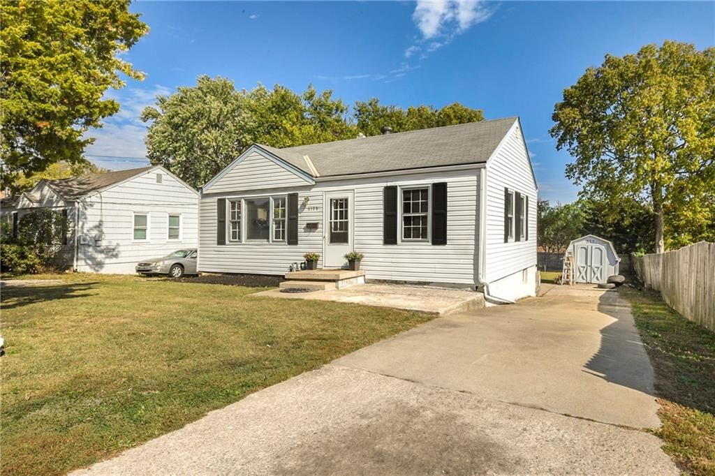 Photo 4 of 30 - 6123 Hadley Street