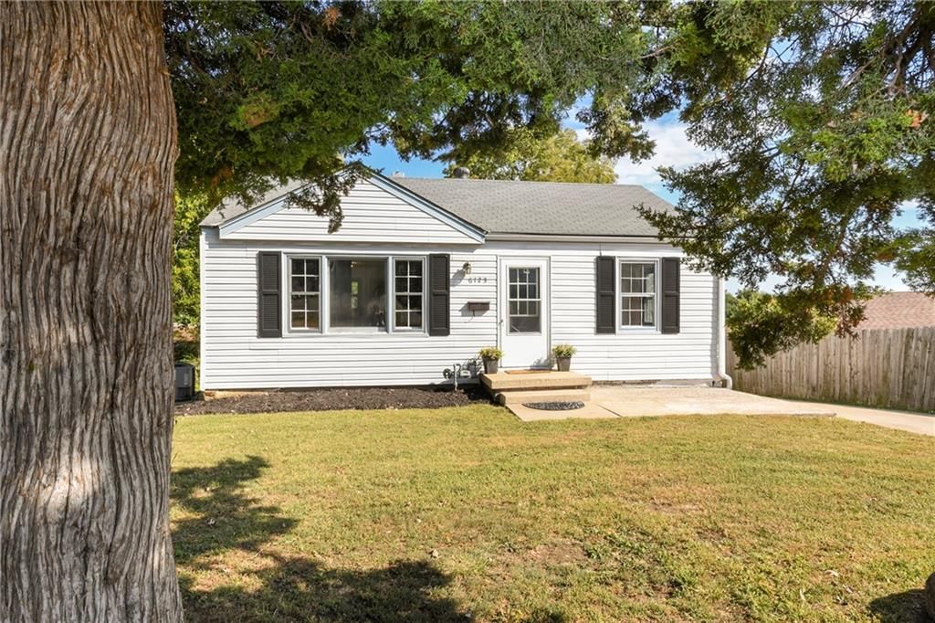 Photo 5 of 30 - 6123 Hadley Street