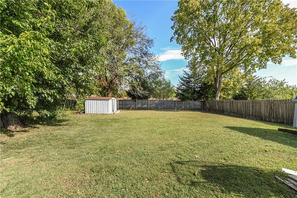 Photo 6 of 30 - 6123 Hadley Street