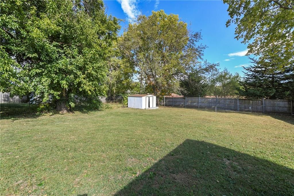 Photo 7 of 30 - 6123 Hadley Street