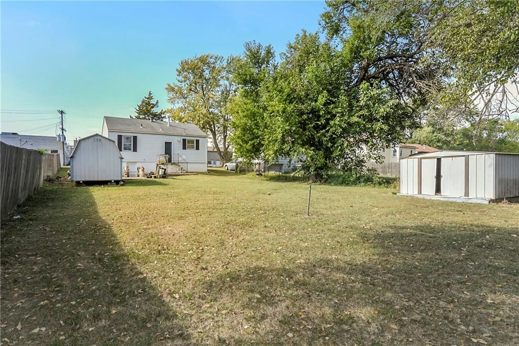 Photo 8 of 30 - 6123 Hadley Street