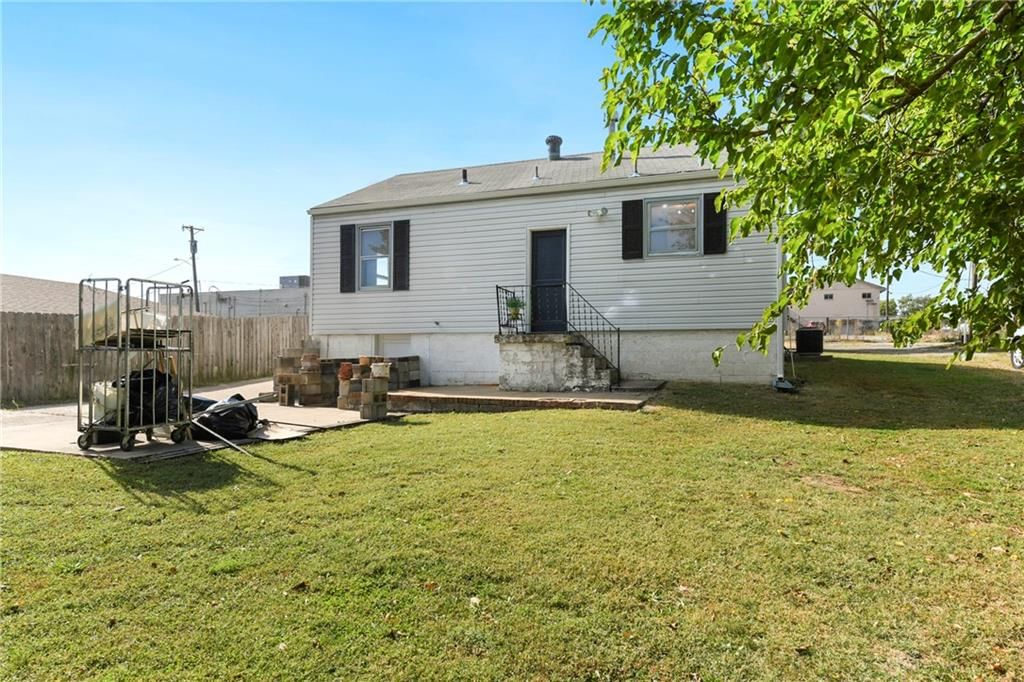 Photo 10 of 30 - 6123 Hadley Street