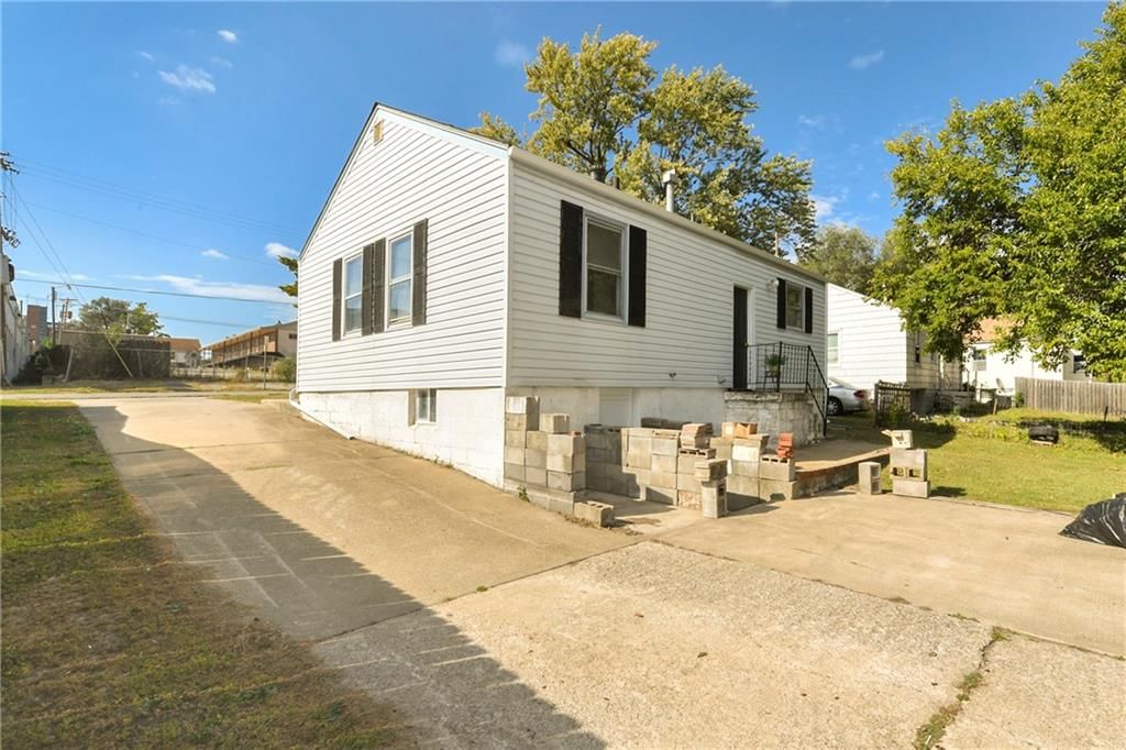 Photo 11 of 30 - 6123 Hadley Street