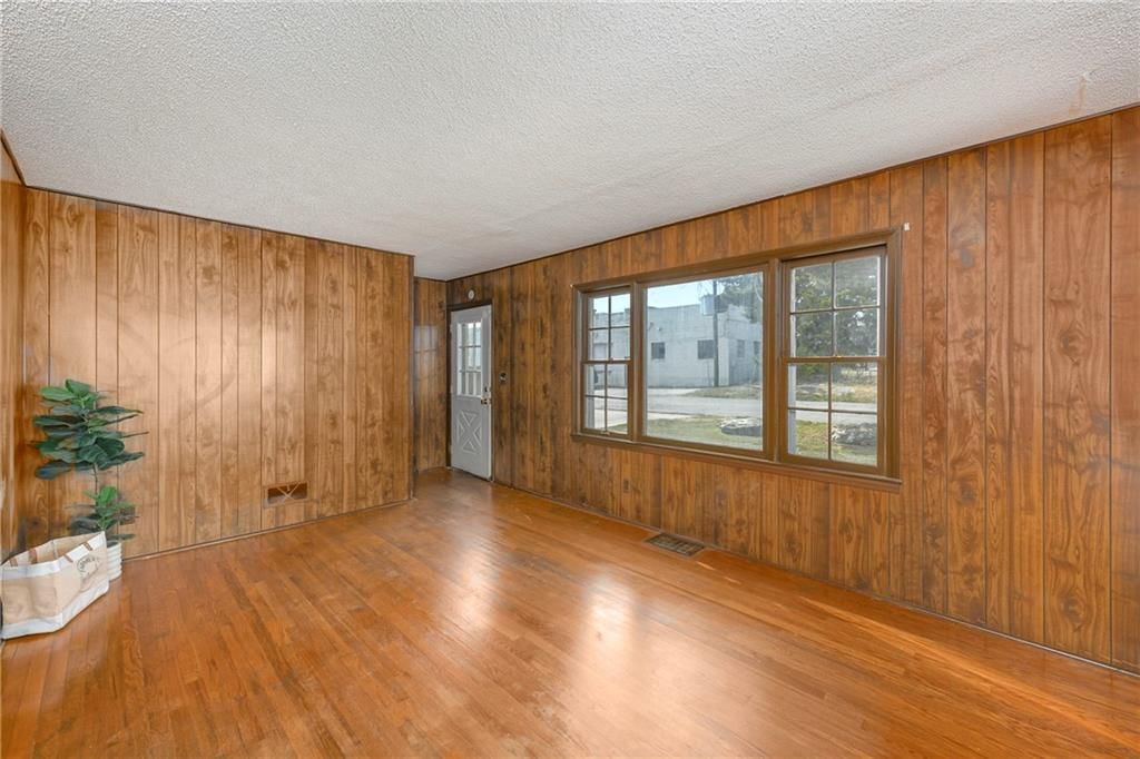 Photo 13 of 30 - 6123 Hadley Street