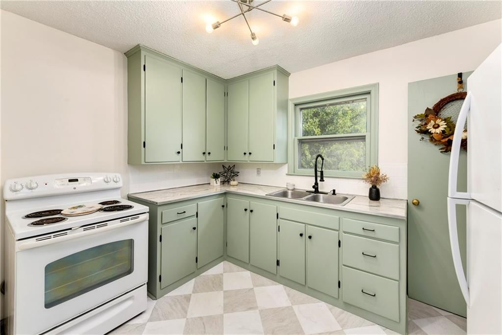 Photo 16 of 30 - 6123 Hadley Street