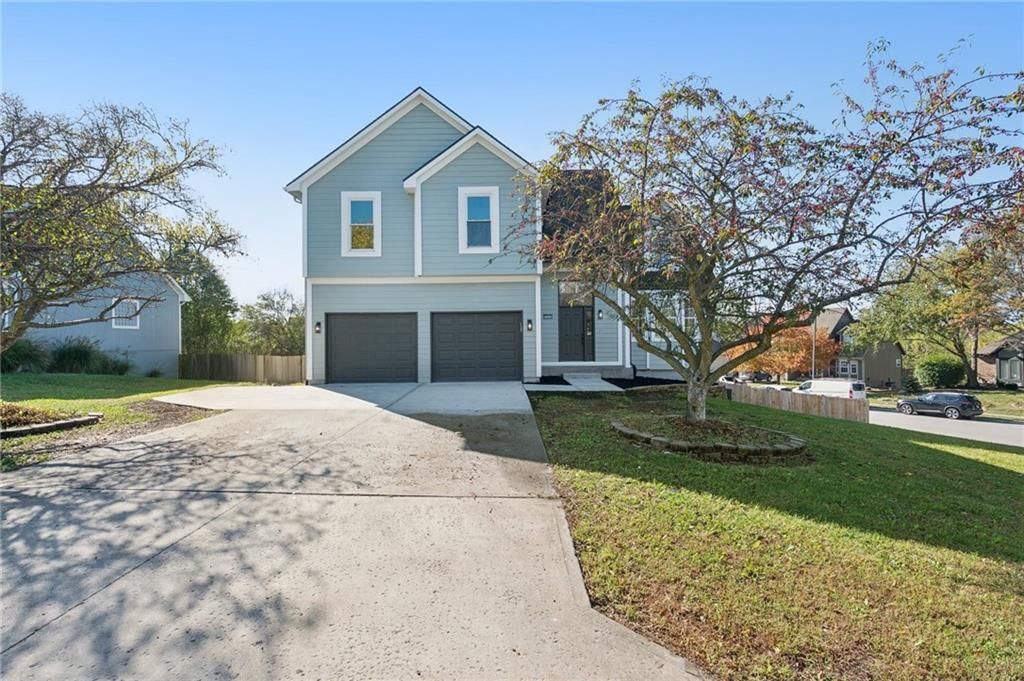 1515 Fox Run Lane, Raymore, MO
