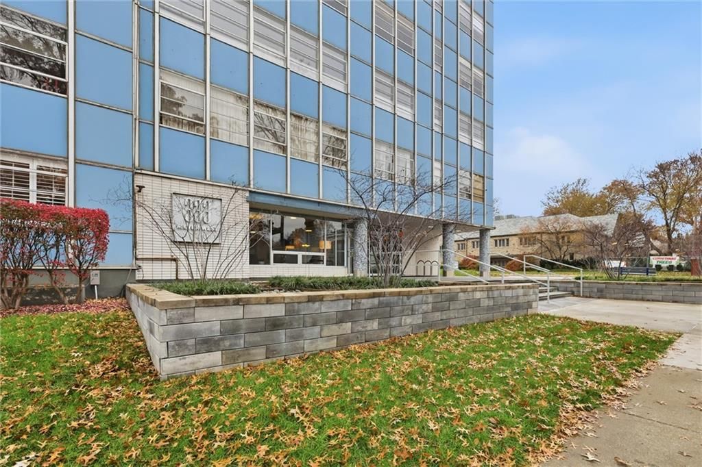 333 W Meyer Boulevard — photo 3