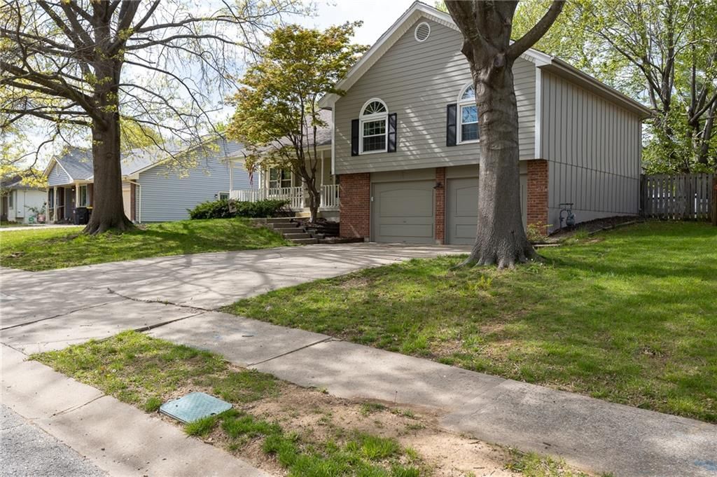 3605 NW Dogwood Drive, Blue Springs, MO