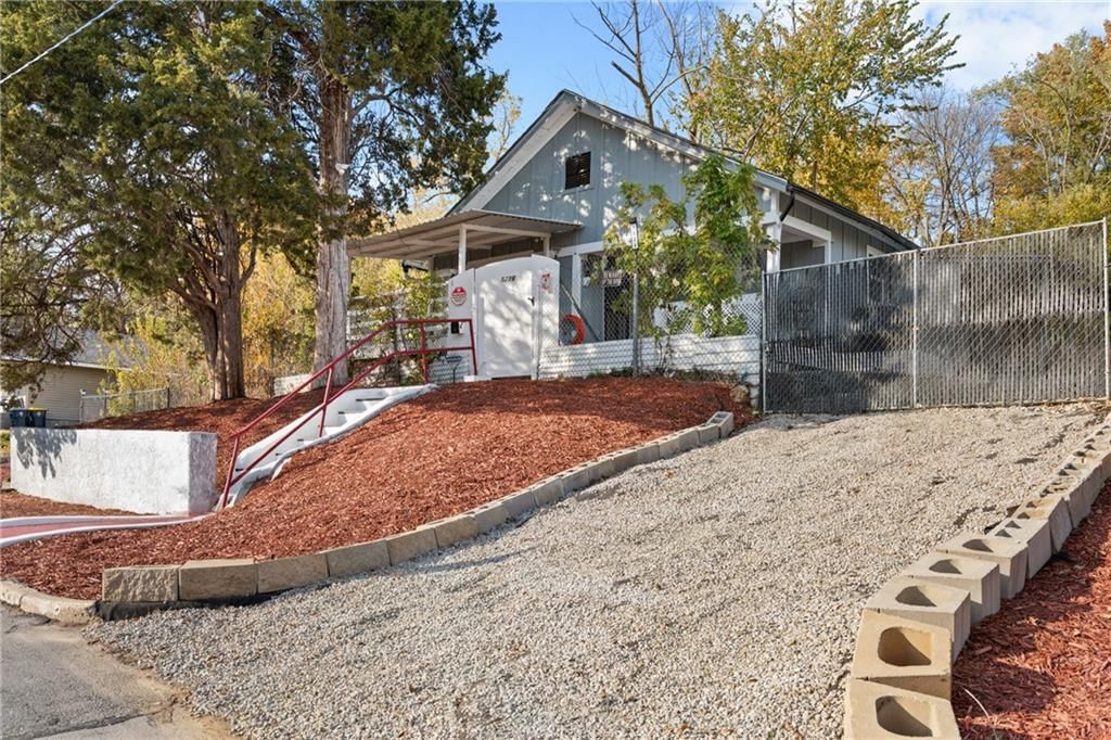 5226 E 28th Terrace — photo 3