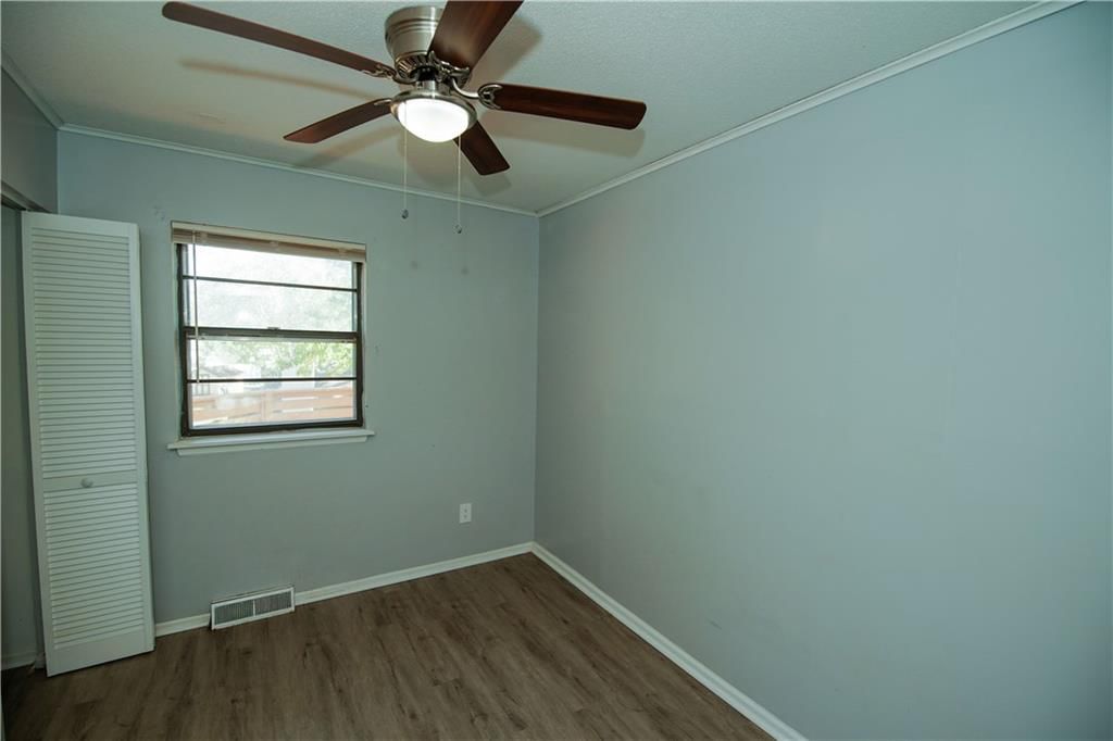 913 Camelot Court — photo 5