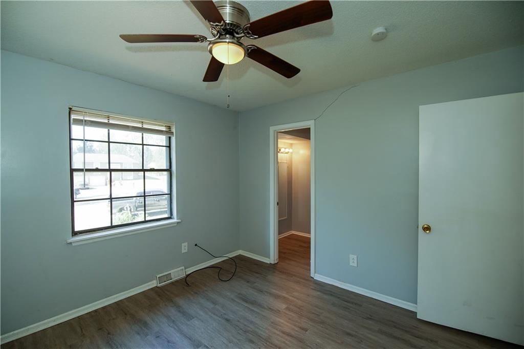 913 Camelot Court — photo 6