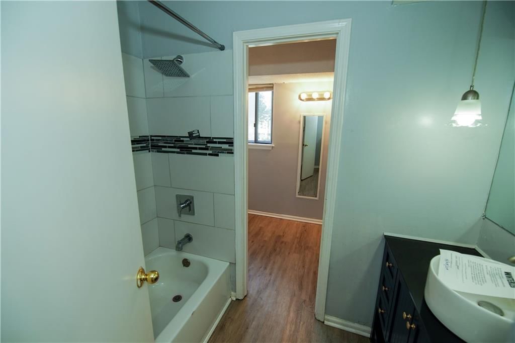 913 Camelot Court — photo 8