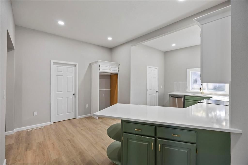 401 W Adams Street — photo 6