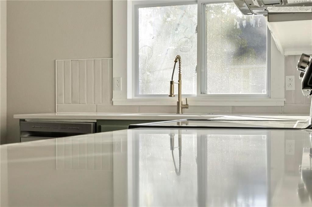 401 W Adams Street — photo 10
