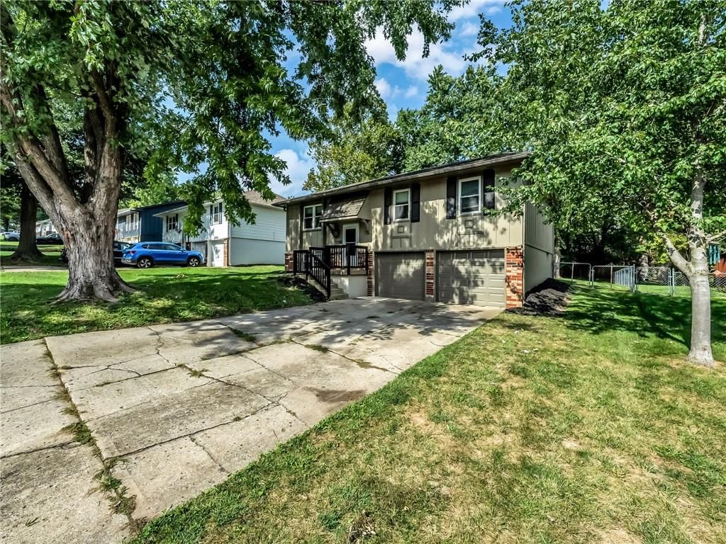 1208 NW Golfview Drive — photo 2