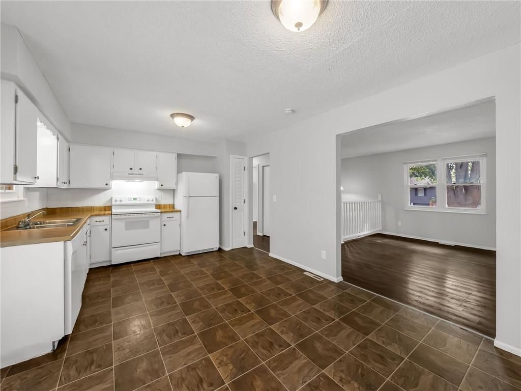 1208 NW Golfview Drive — photo 8