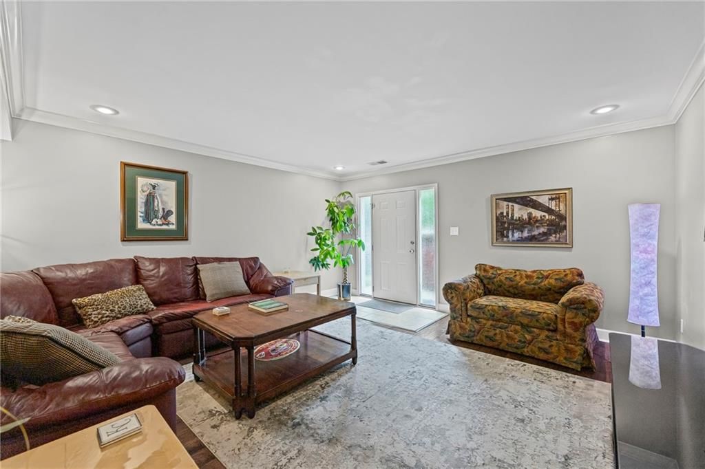 536 W 10th Street — photo 3