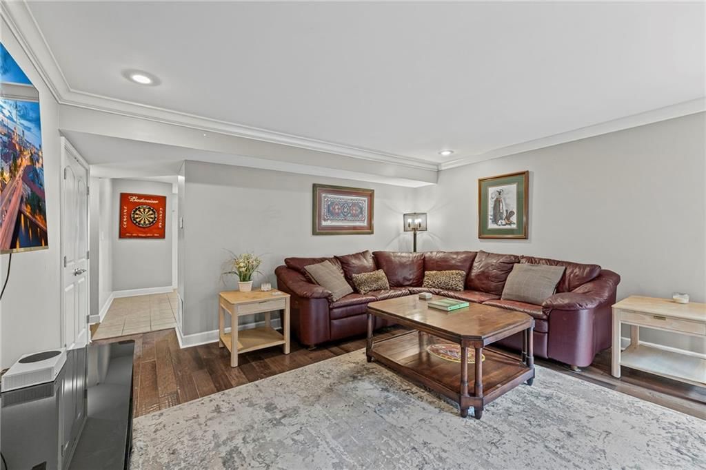 536 W 10th Street — photo 5