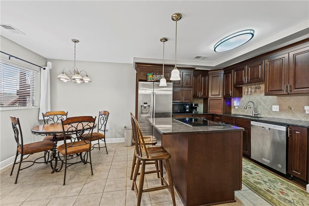 536 W 10th Street — photo 7