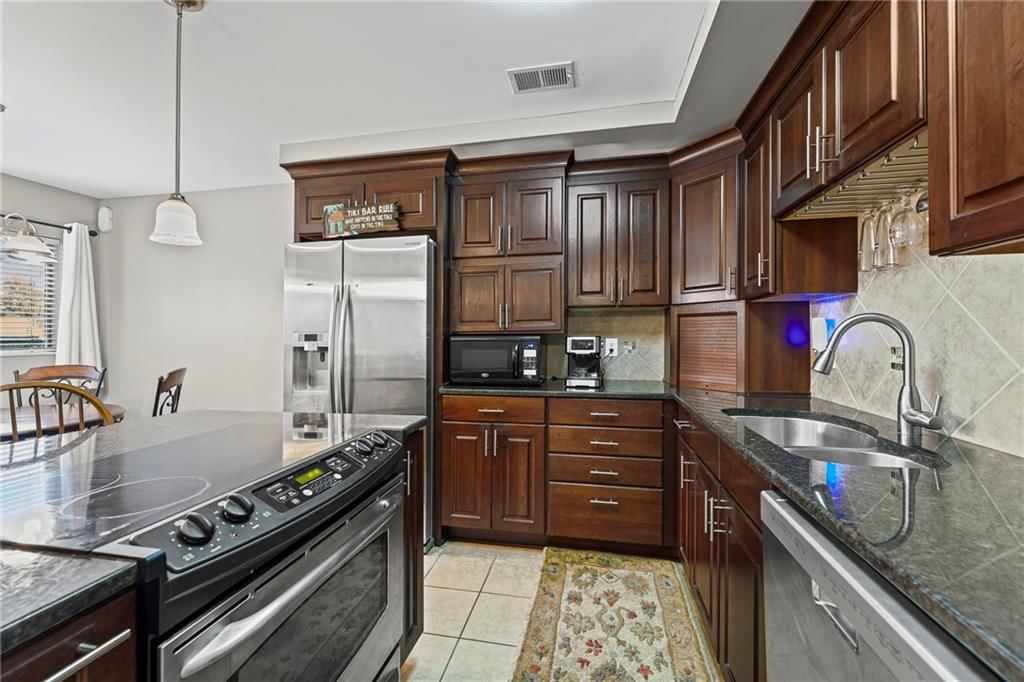 536 W 10th Street — photo 10
