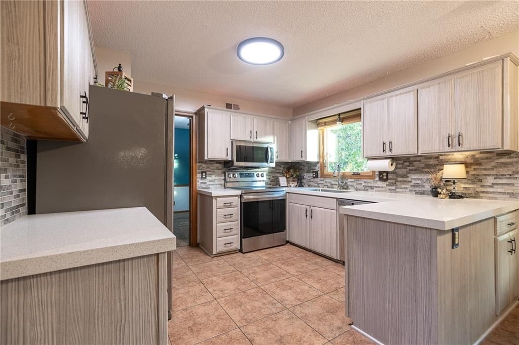 Photo 10 of 46 - 17589 W 112th Street