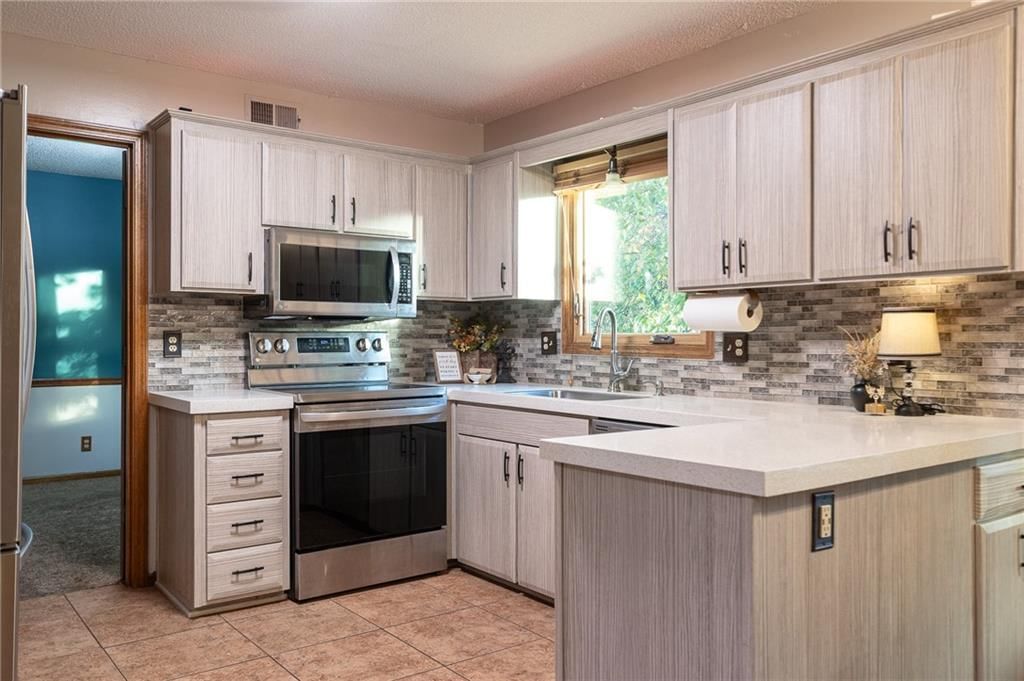 Photo 11 of 46 - 17589 W 112th Street