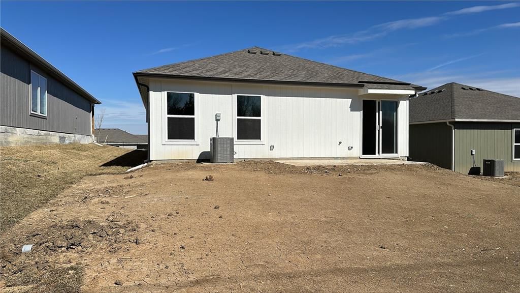 2300 Woodfield Drive — photo 2