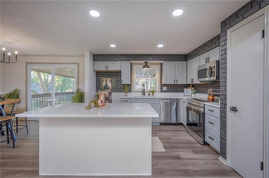 Photo 16 of 37 - 6010 E 151st Street