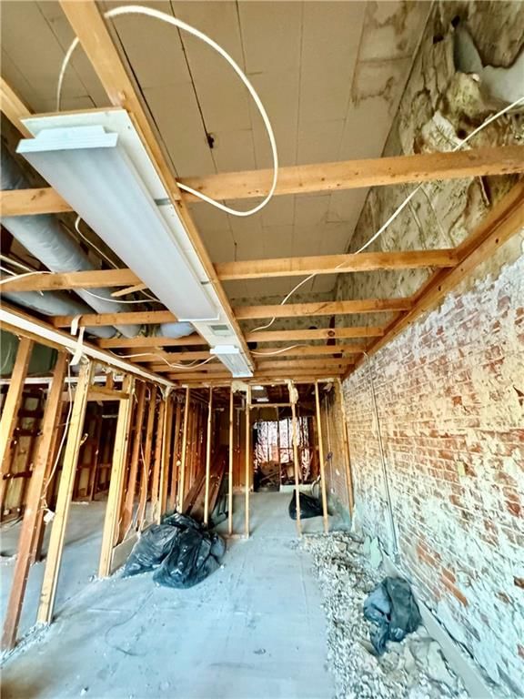 106 W Benton Street — photo 3