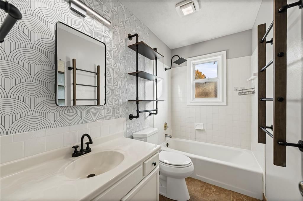 8809 N MAIN Street — photo 15