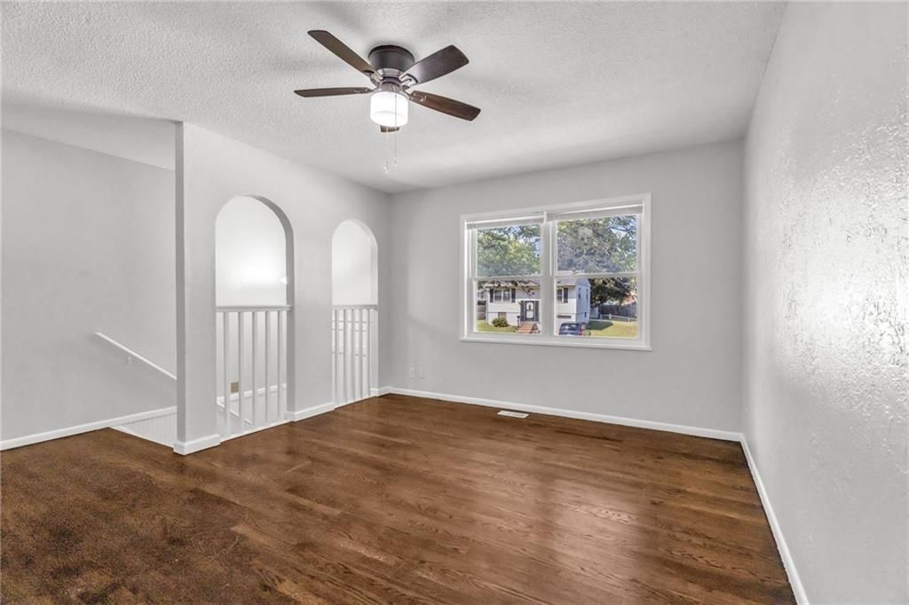 Photo 5 of 29 - 18403 E 9th Street N