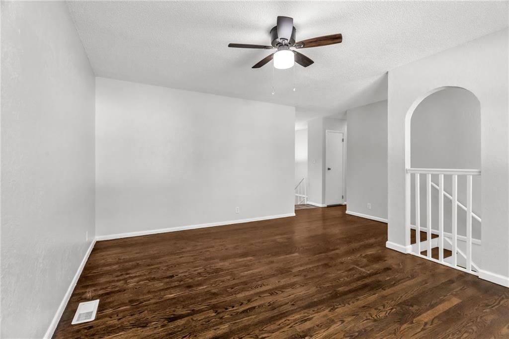 Photo 6 of 29 - 18403 E 9th Street N