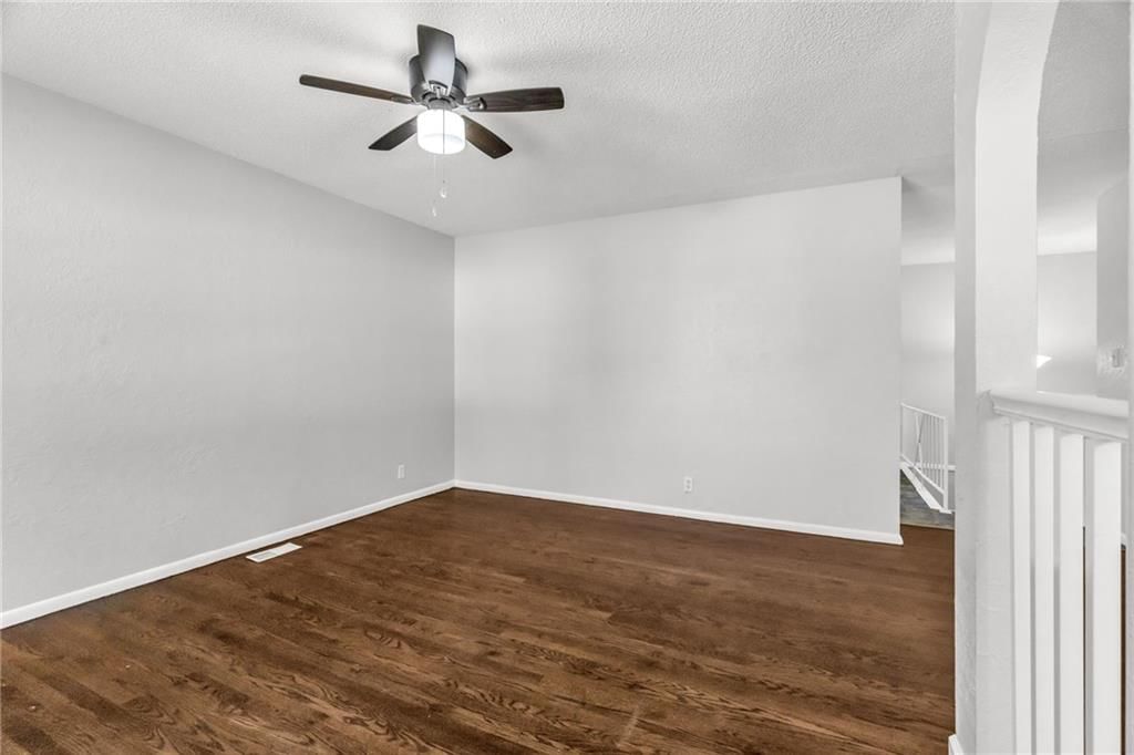 Photo 7 of 29 - 18403 E 9th Street N