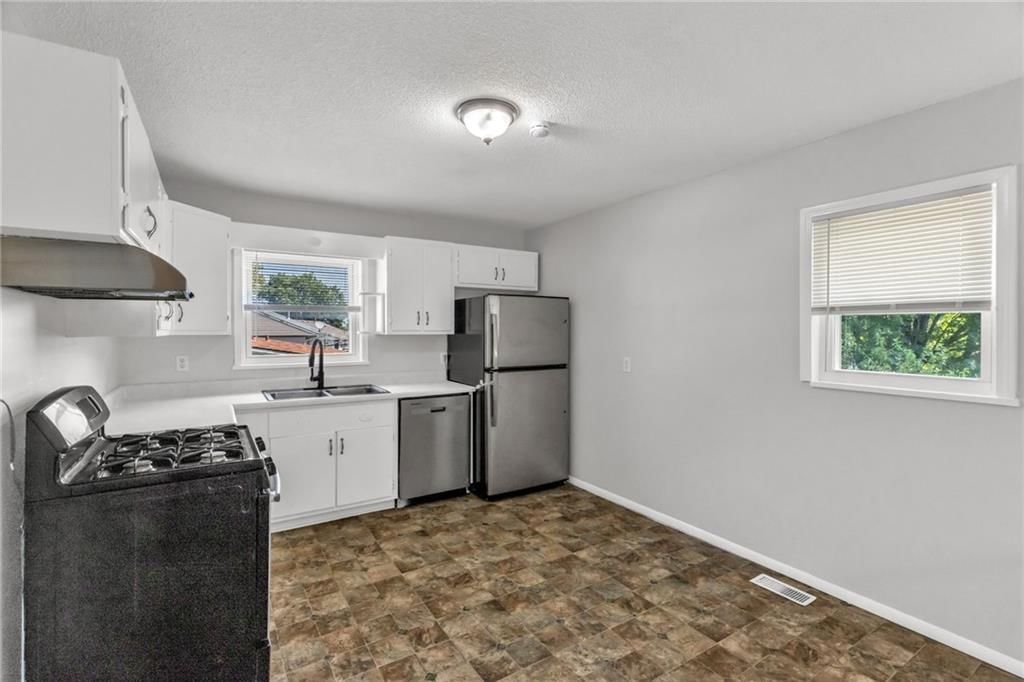 Photo 8 of 29 - 18403 E 9th Street N
