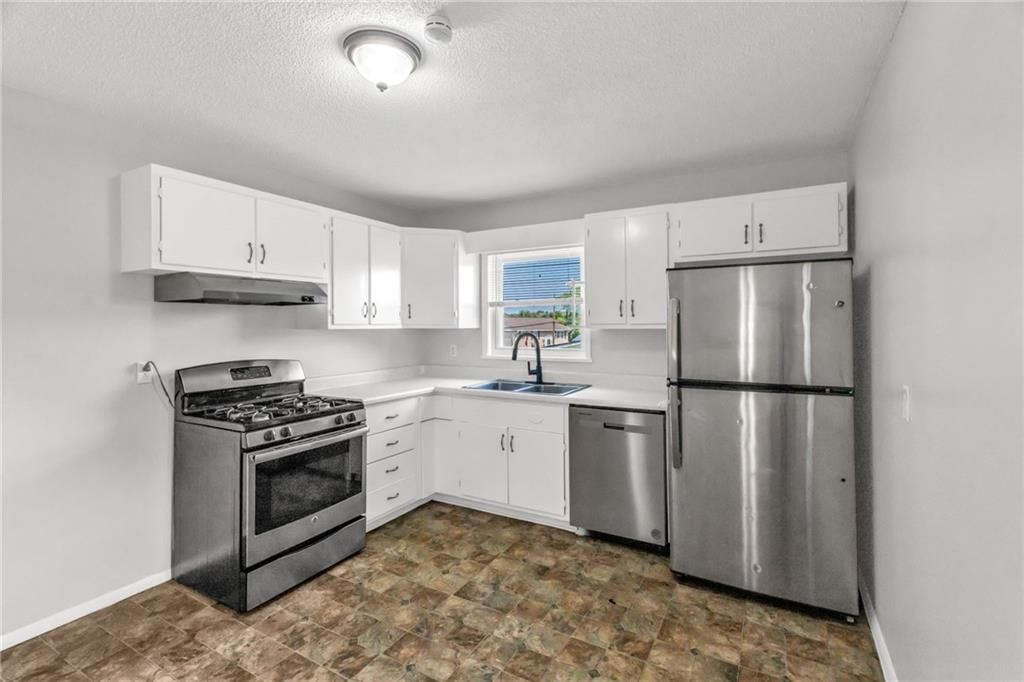 Photo 9 of 29 - 18403 E 9th Street N