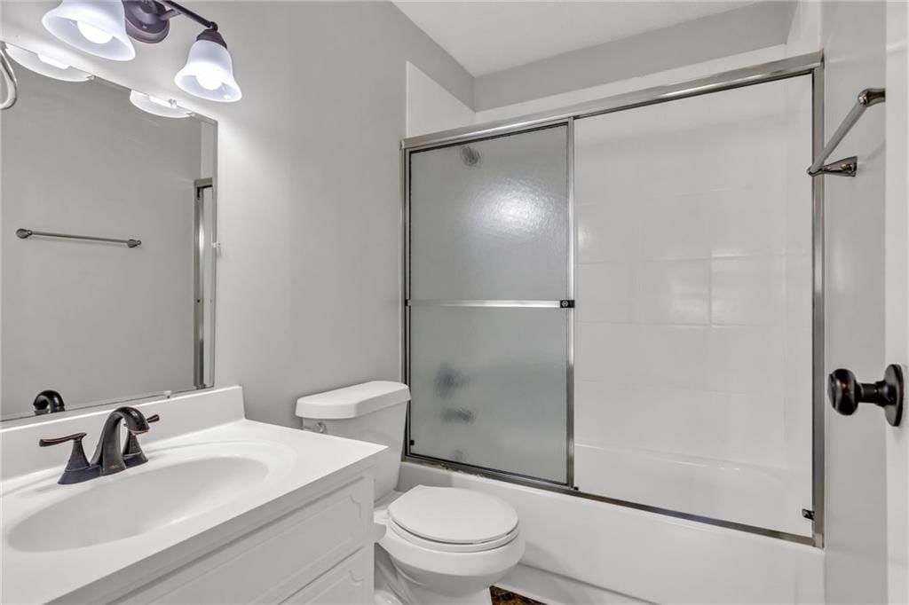 Photo 11 of 29 - 18403 E 9th Street N
