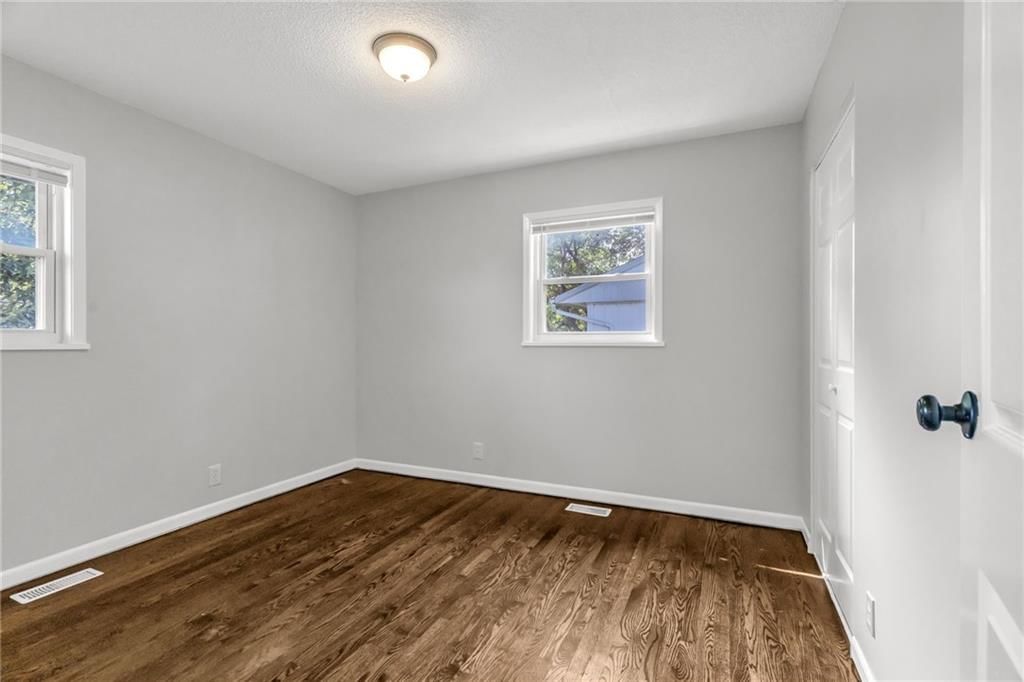 Photo 13 of 29 - 18403 E 9th Street N