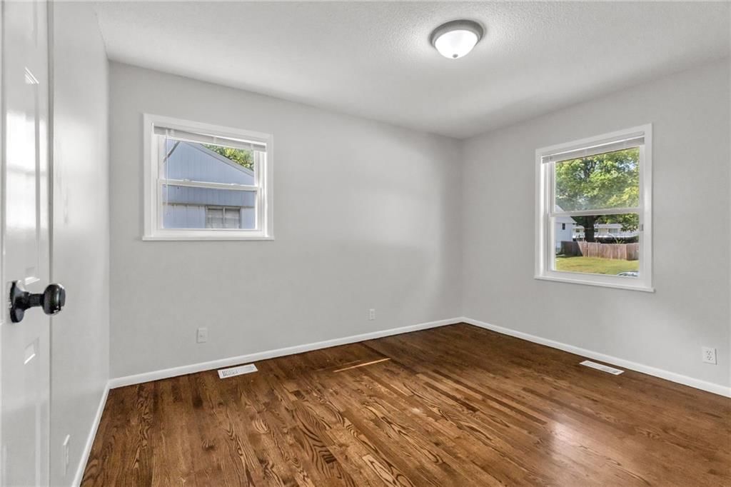 Photo 15 of 29 - 18403 E 9th Street N