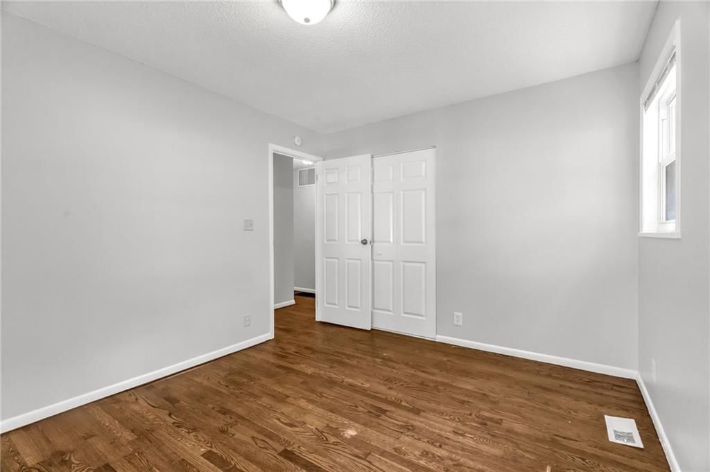 Photo 16 of 29 - 18403 E 9th Street N
