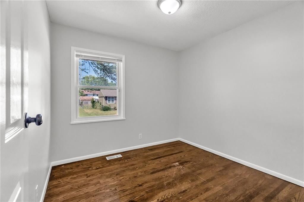 Photo 17 of 29 - 18403 E 9th Street N